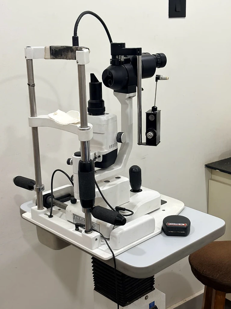 Slit-lamp examination equipment